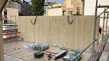 Foto der Holzbaumontage in der Stendaler Straße in Berlin. Man sieht LENO-Brettsperrholzelemente.