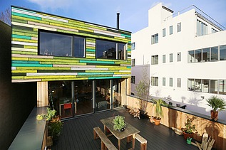 Foto eines Gebäudes mit Dachterrasse. Nachverdichtung.