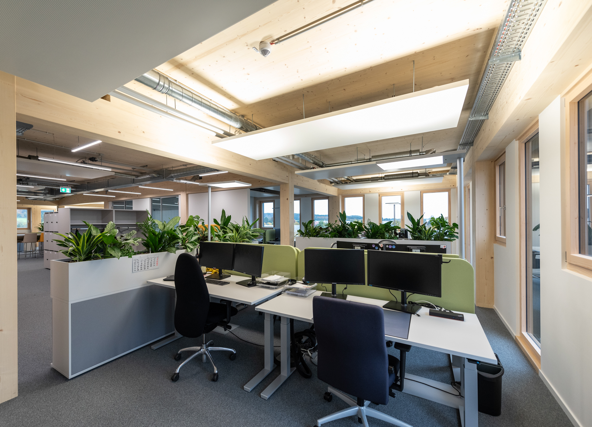 Foto eines modernen Büroinnenraumes. T3 von ZÜBLIN Timber Aichach.