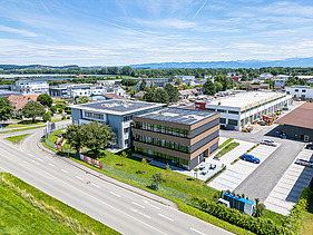 Luftaufnahme des neuen Holzgebäudes mit Holz-Glasfassade und Flachdach von ZÜBLIN Bereich Bodensee.