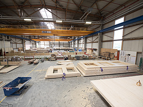 Foto von LENO-ADD-Holzelementen in der Produktionshalle von ZÜBLIN Timber.