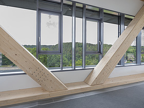 Foto von innenliegenden BSH-Fachwerkträgern im Projekt Landratsamt in Calw.