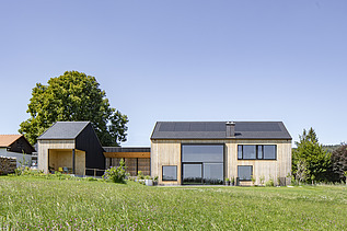 Foto eines modernen Holzhauses mit Holzfassade. Südansicht.