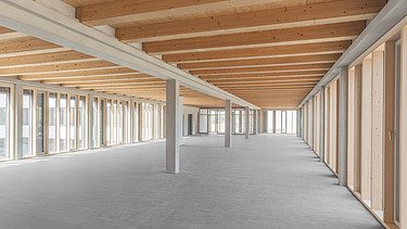 Photo of the Flexim Berlin shell from the inside. On display: Wood-concrete composite ceilings.