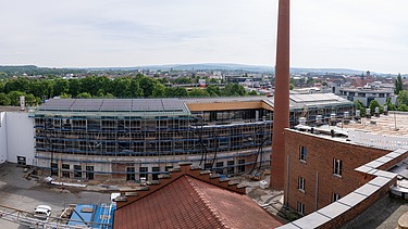 Photo of the exterior of the extension to the Maisel brewery in Bayreuth. The extension can be seen from a distance.