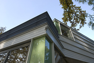 Foto eines modernen Holzhaus. LENO-BSP. Detailbild Eckfassade.