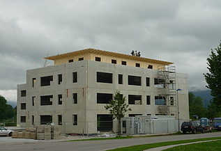 Foto der Montage der Aufstockung des NOVA Centers in Bad Tölz. Zu sehen ist ein mehrgeschossiges Gebäude.