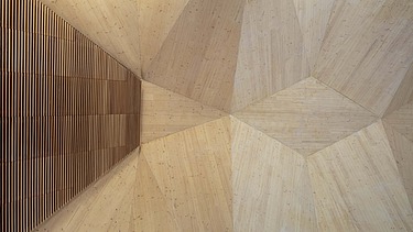 Foto einer gewölbten Holzdecke