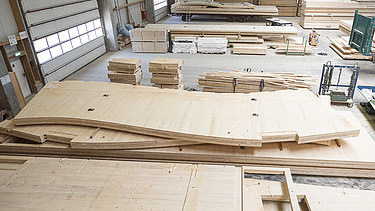 Foto von LENO Brettsperrholzelementen in der Produktionshalle von ZÜBLIN Timber.