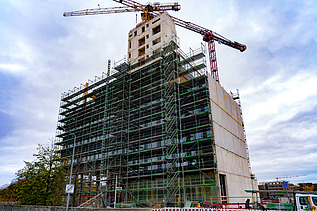 Photo of the assembly of the UmweltHaus in Nuremberg. You can see a wooden shell.