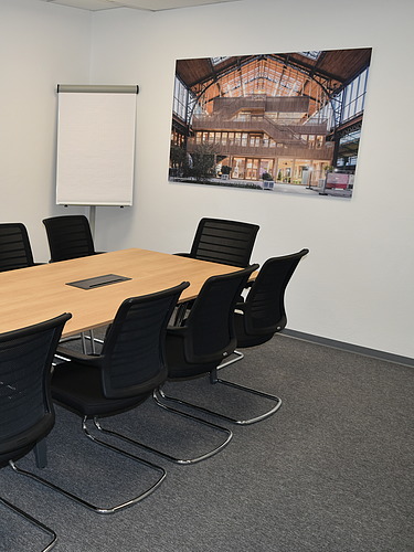 Photo of a furnished meeting room. Location ZÜBLIN Timber Gaildorf.