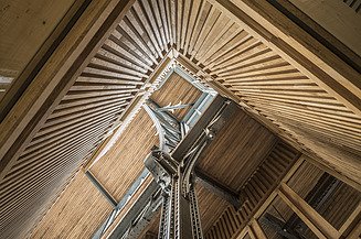 Ingenieurholzbau und Freiformflächen von ZÜBLIN Timber. Projekt Gare Maritime Brüssel Innenaufnahme der Einkaufshalle Gare Maritime in Brüssel. Man sieht eine große Holzkonstruktion.