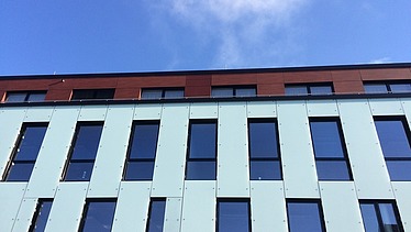 Foto eines Bürogebäudes in Wolfsburg. Fassadenausschnitt.