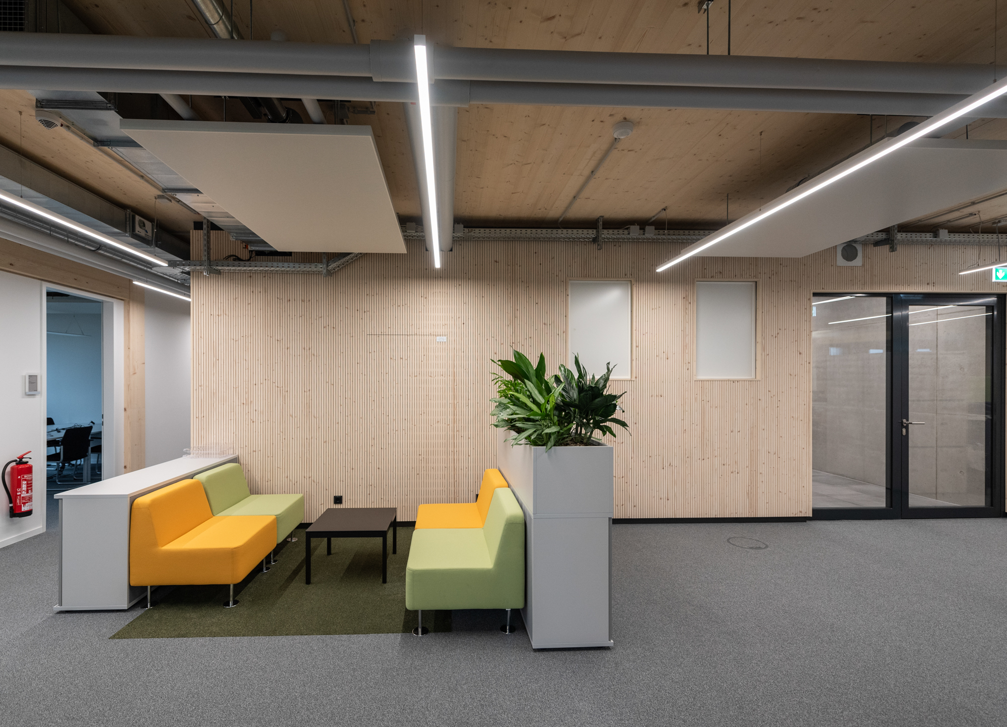 Foto eines modernen Büroinnenraumes. T3 von ZÜBLIN Timber Aichach.