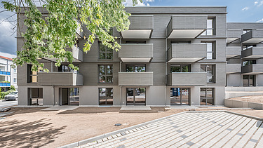Foto der Joseph-Stiftung in Bayreuth. Man sieht ein Gebäude mit grauer Fassade.