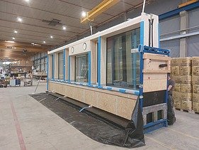 Foto eines Holzrahmenbauelements in der Produktion von ZÜBLIN Timber.