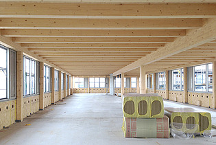 Photo of the Flexim Berlin shell from the inside. On display: Wood-concrete composite ceilings.