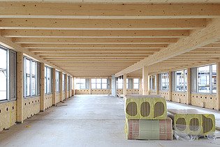 Photo of the Flexim Berlin shell from the inside. On display: Wood-concrete composite ceilings.