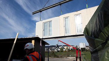 Foto der Montage von LENO-ADD-Holzbauelementen, auf der Baustelle Quartier Hangweide in Kernen