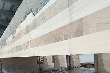 Photo of a LENO timber element with concrete layer in the ZÜZBLIN Timber production hall.