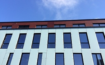 Foto eines Bürogebäudes in Wolfsburg. Fassadenausschnitt.