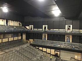 Photo of the installation of the wooden acoustic elements in the interior. Interim venue Gasteig project in Munich. 