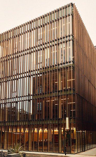 Foto des mehrgeschossigen Bürogebäudes Black and White in London. Man sieht ein Gebäude mit Holzfassade.