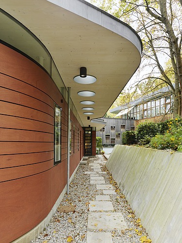 Foto eines modernen Bungalows mit LENO-BSP-Flachdach. Detailbild Fassade und Dach.