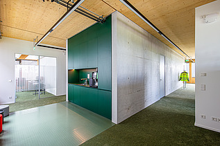 Foto eines Küchenraumes mit Holzdecke im Büroneubau ZÜBLIN in Langenargen.