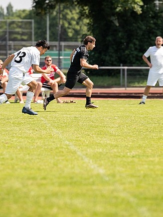 Foto von ZÜBLIN-Timber Fußball-Spieler auf dem Feld.