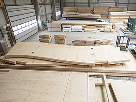 Foto von LENO Brettsperrholzelementen in der Produktionshalle von ZÜBLIN Timber.