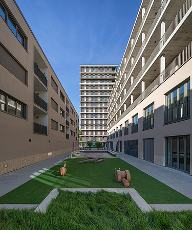 Foto des Holzgebäudes CARL in Pforzheim. Man sieht eine Außenaufnahme mit brauner Holzfassade.