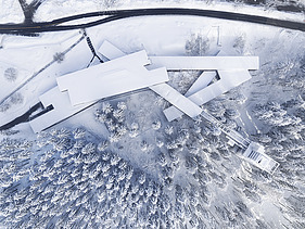 Photo of the visitor center in Ruhestein, aerial view in the snow.