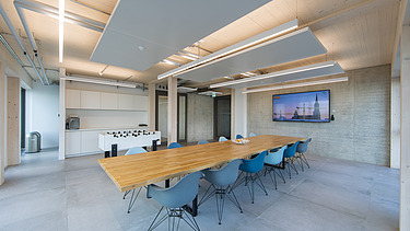 Photo of a furnished canteen room in the ZÜBLIN Neu-Ulm office.