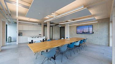 Photo of a furnished canteen room in the ZÜBLIN Neu-Ulm office.