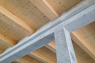 Photo of the Flexim Berlin shell from the inside. On display: Wood-concrete composite ceilings.