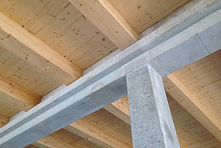 Photo of the Flexim Berlin shell from the inside. On display: Wood-concrete composite ceilings.