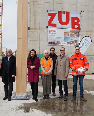 v.l.n.r. Felix Jentges (stv. Schulleiter MBG), Thorsten Brehm (Stadtkämmerer der Stadt Nürnberg), Cornelia Trinkl (Schulreferentin der Stadt Nürnberg), Sabine Stahl (Prokuristin WBG Kommunal GmbH), Friedhelm Klöhr (Schulleiter MBG), Ralf Schekira (GF WBG Nürnberg), Michael Weinmann (Techn. GL Ed. Züblin AG)