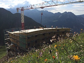 Foto der Holzbaumontage des Waltenberger Haus in Oberstdorf. LENO-BSP-Elemente.