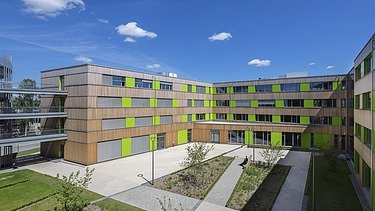 Photo of the Stadtwerke Lübeck administration building. You can see a modern timber construction.