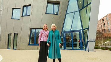 Foto von zwei Frauen. Links Laura Lee und rechts Queen Camilla bei der Eröffnung des neuen Maggies Center in London.