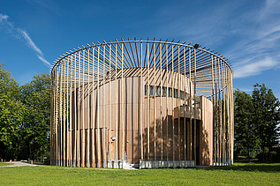 Photo of the Elizabethan Theater in Condette France. You can see a round wooden building.