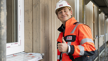 Foto von Michael auf der Baustelle, mit Daumen nach oben. 