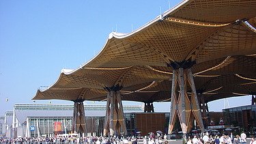 Photo of the EXPO roof in Hanover. Wooden roof construction.