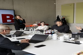 Sechs Personen im Besprechungsraum von ZÜBLIN Timber, die sich unterhalten