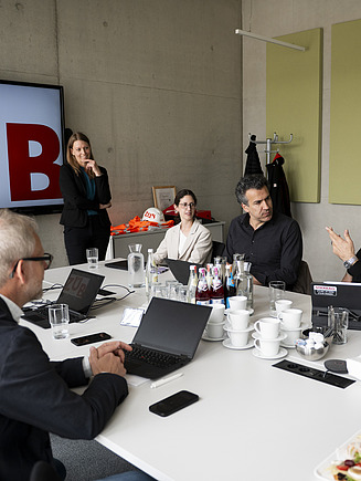 Six people talking in the ZÜBLIN Timber meeting room