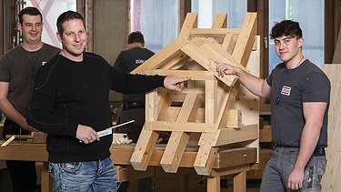 Foto von vier Zimmererleuten in der Produktion von ZÜBLIN Timber