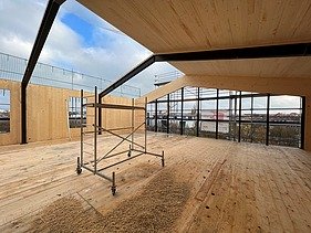 Photo of the assembly of the LENO cross-laminated timber elements. You can see large wooden elements.