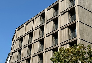 Stendaler Straße, Berlin Foto der mehrgeschossigen Wohnanlage in der Stendaler Straße Berlin. Man sieht ein hohes Gebäude mit Holzfassade.