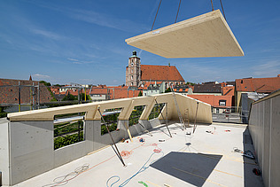 Foto der Montage von LENO-Brettsperrholzelementen. Aufstockung in Ingolstadt.